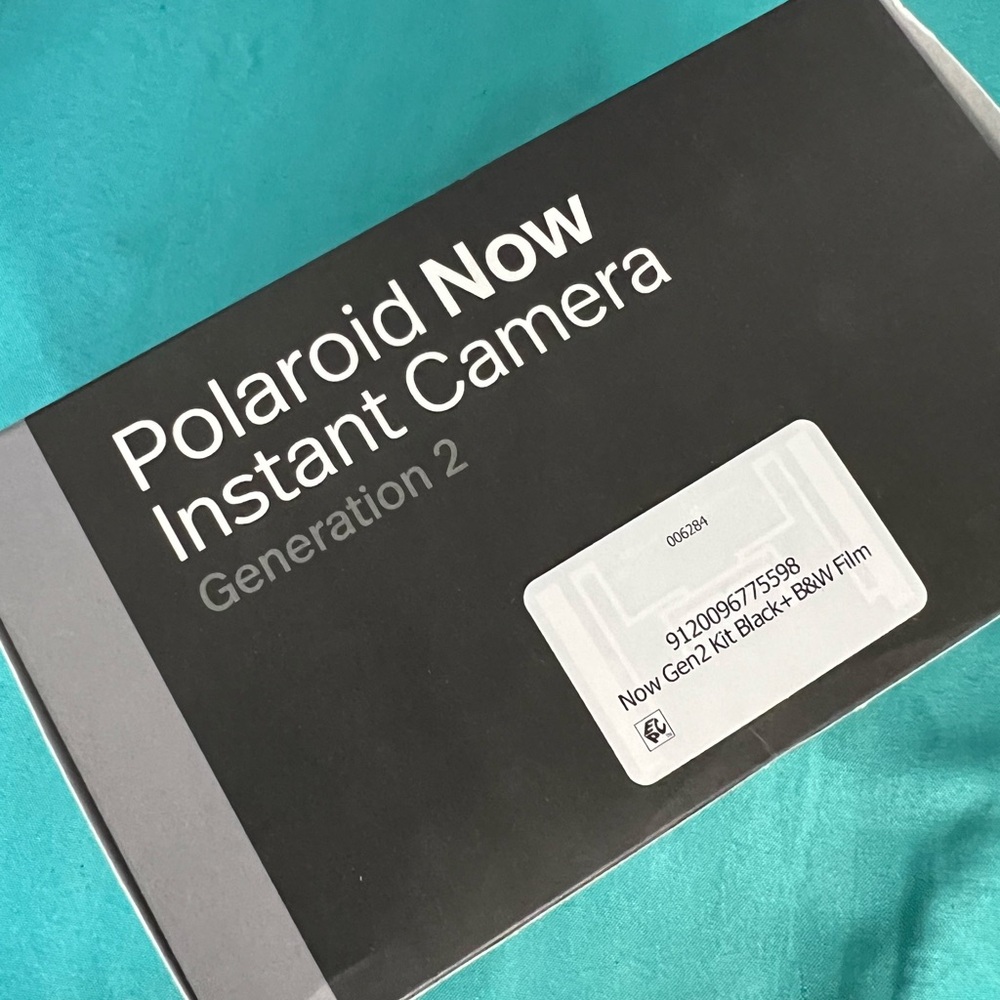 Polaroid Now Instant Camera Gen 2 + 8 Instant Photos Bundle BLACK - BRAND NEW - Picture 3 of 5
